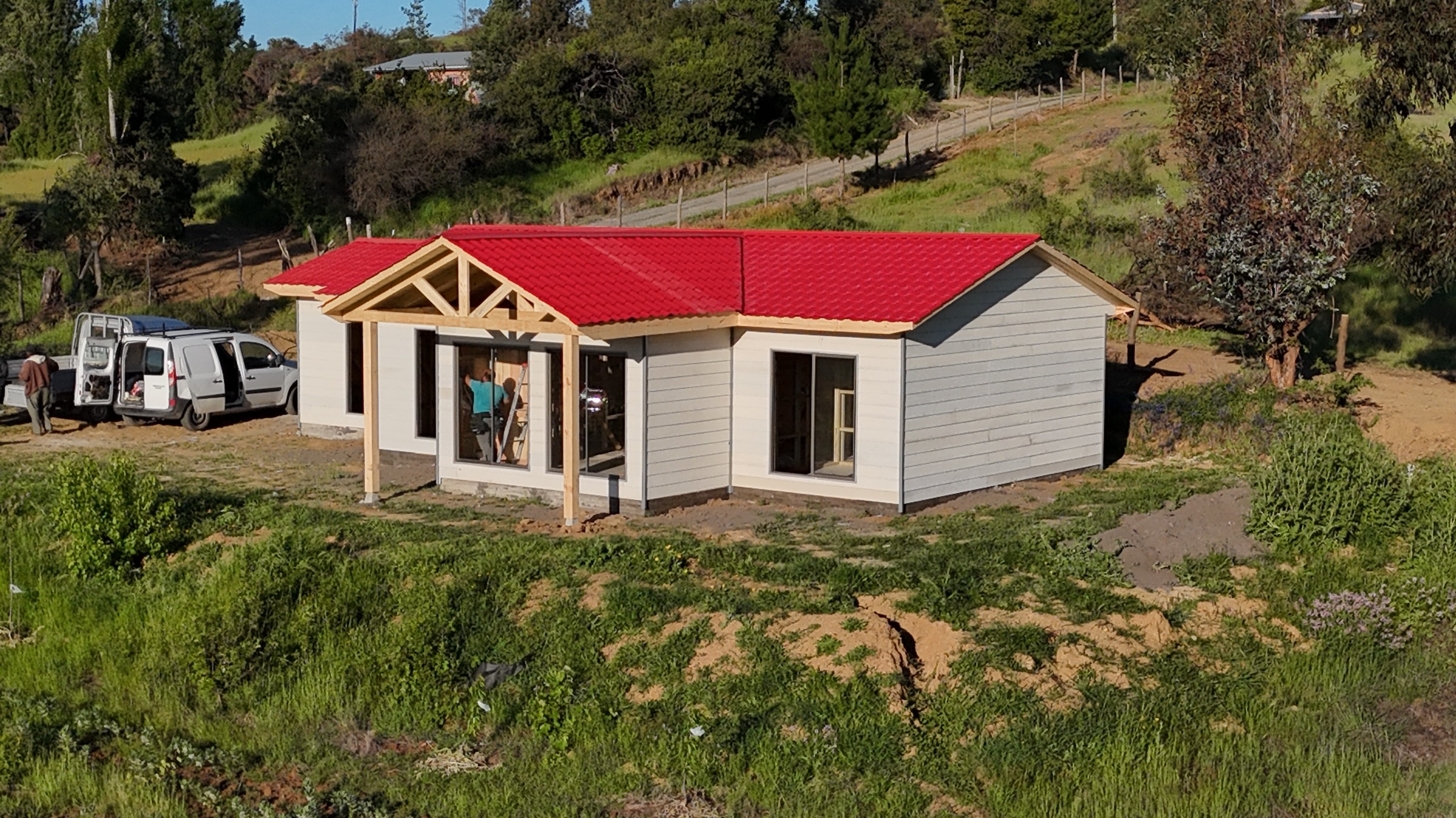 Casa Fuzam de 93 m² con techo rojo en Santa Cruz, foto con dron
